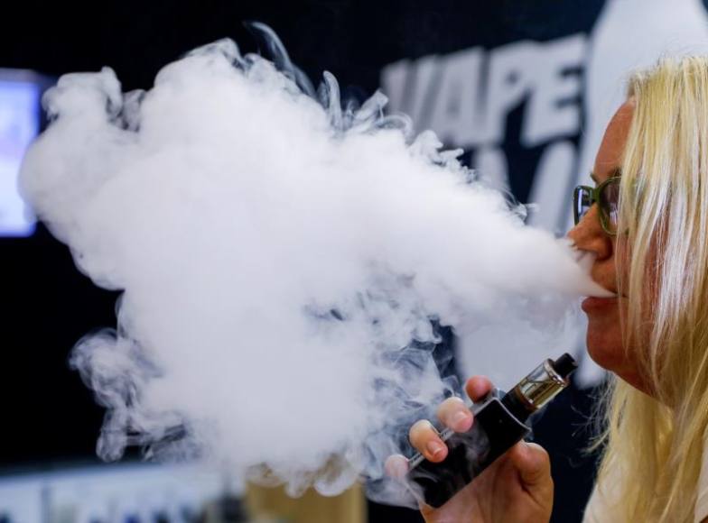 FOTOGRAFÍA. WSHINGTON (EEUU), 16.09.2019. Una mujer fumando cigarros electrónicos (vapeo). Los cigarrillos electrónicos contienen un compuesto químico que puede causar cáncer. Efe