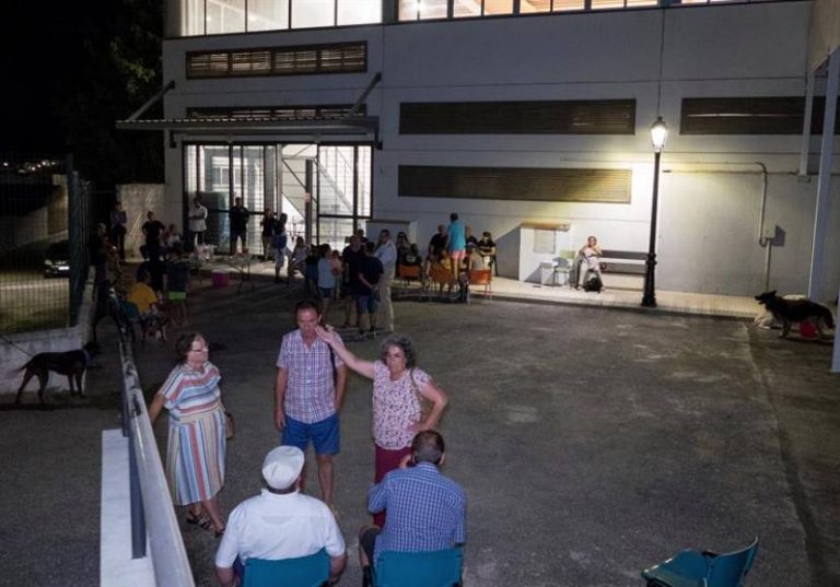 Los 40 evacuadas por incendio del Ronquillo (Sevilla) pasan la noche en el polideportivo