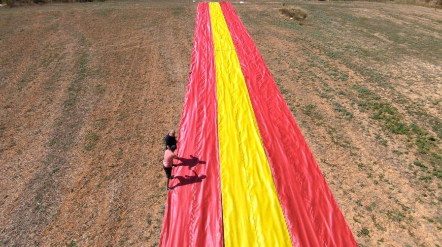Fotografía. Barcelona, España. 06.09.2019. La Bandera Española más grande desplegada por grupos de Brigadas de limpieza en Cataluña.(6). Claudia M. Gaeta Ruffo. Ñ Pueblo.