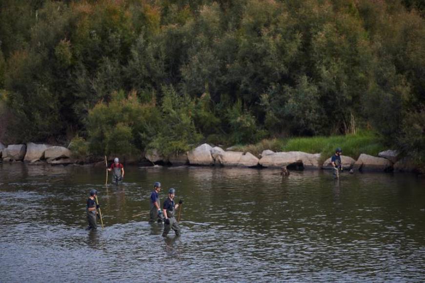 SANT ADRIÁN DE BESÓS (BARCELONA) ESPAÑA, 25.09.2109. Agentes de los Mossos y Bomberos, dispositivo de búsqueda dl cuerpo del bebé en el rio Besòs. Efe
