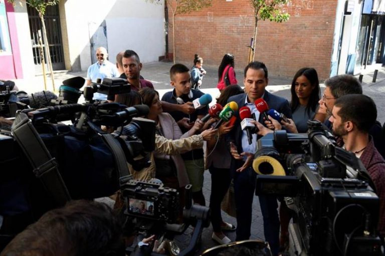 «Sánchez e Iglesias siguen pegándose por sillones y de una manera bastante grosera»