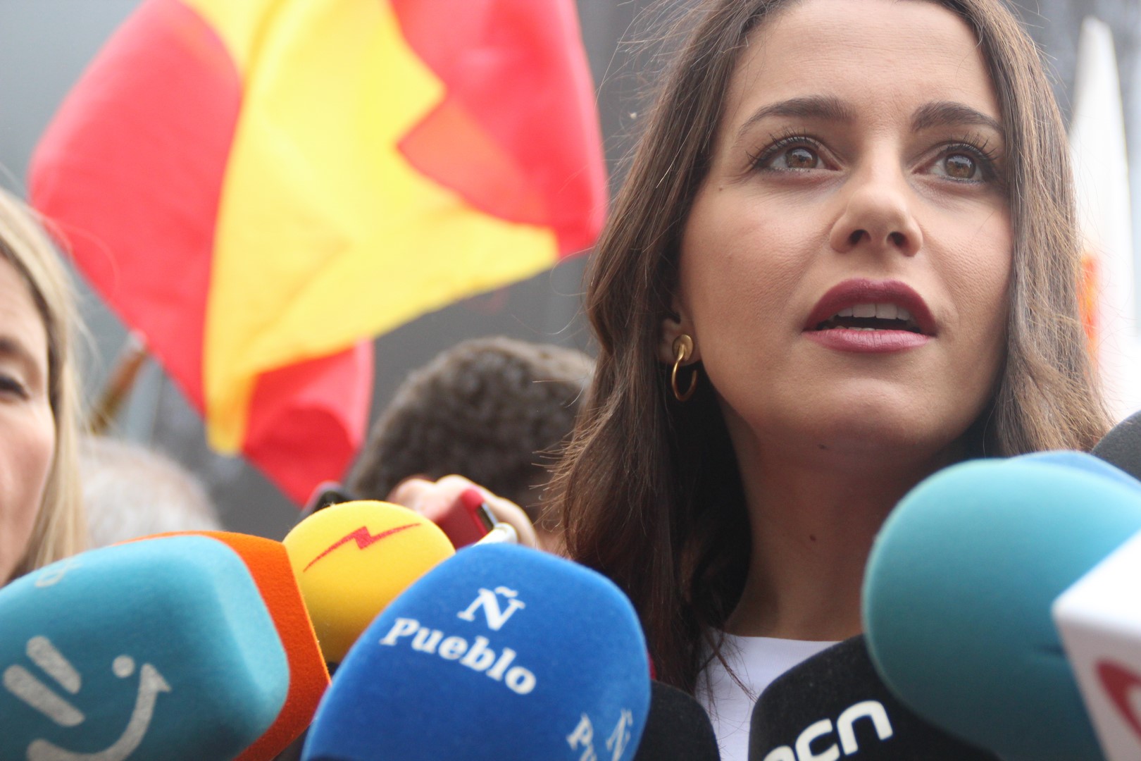 2 FOTOGRAFÍA. BARCELONA (ESPAÑA), 12.10.2019. Los catalanes vuelven a salir a las calles del centro de la capital catalana para celebrar el día de la hispanidad. Ñ Pueblo (12)