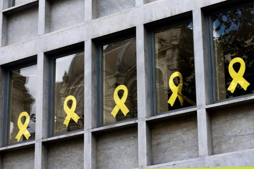 Barcelona, 04.10.2019. Torra quita sus lazos. Efe