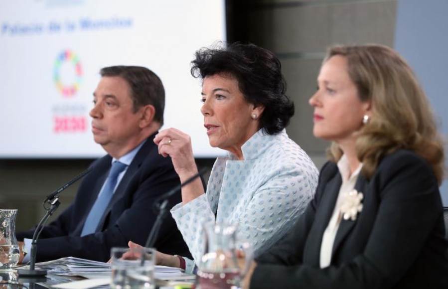 FOTOGARFÍA. MADRID (ESPAÑA), 04.10.2019. La ministra Portavoz en funciones Isabel Celaá (c), Lluis Planas y Nadia Calviño. Roger Torrent incurre en un delito Efe