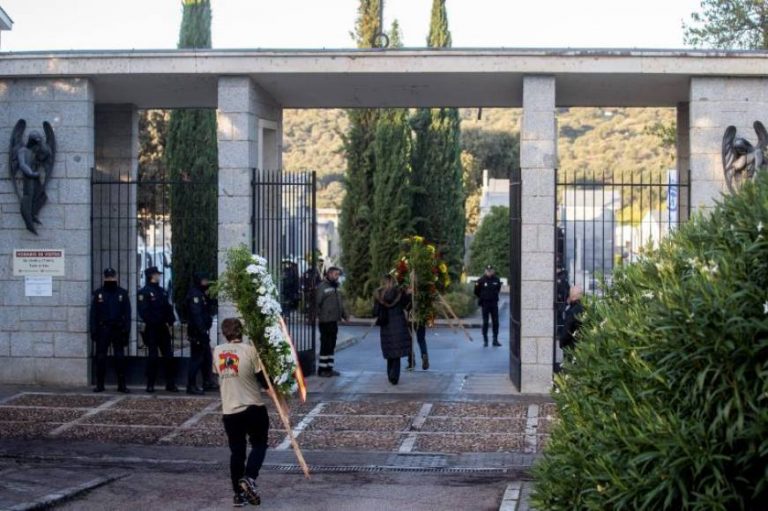 La familia abandona el cementerio de Mingorrubio tras enterrar a Franco