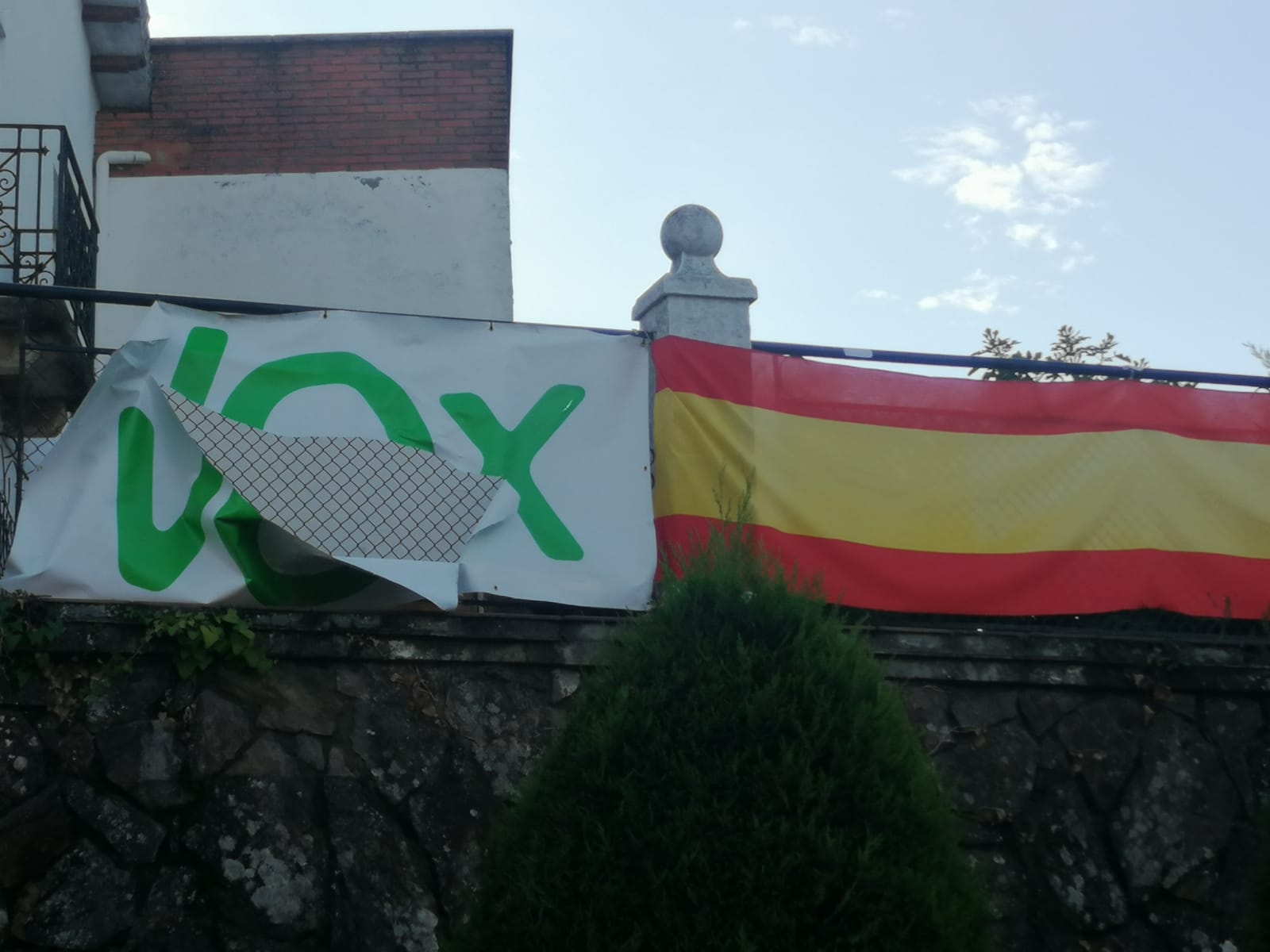 FOTOGRAFÍA. ARENAS DE SAN PEDRO (ÁVILA) ESPAÑA, 21.10.2019. Un grupo de individuos destrozan una lona de VOX en Ávila. Ñ Pueblo (3)
