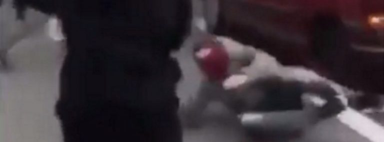 Un coche lleva por delante a los separatistas que cortaban la calle en Argentona