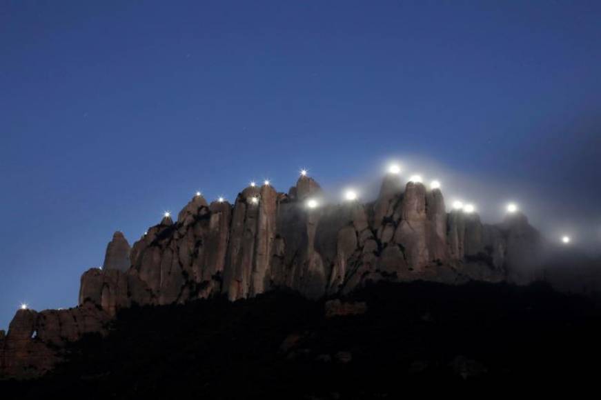 FOTOGRAFÍA. BARCELONA (ESPAÑA), 01.10.2019. 131 agujas del macizo de Montserrat en recuerdo a los 131 presidentes de la Generalidad de Cataluña se iluminan. Efe