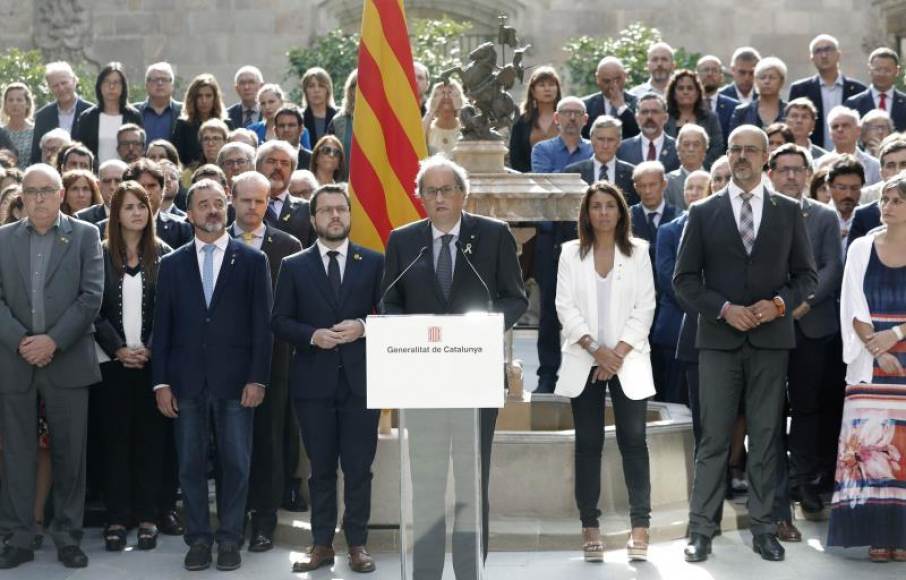 FOTOGRAFÍA. BARCELONA (ESPAÑA), 01.10.2019. El presidente de la Generalitat, Quim Torra (c), acompañado por el vicepresidente del Govern, Pere Aragonès (3i). Efe