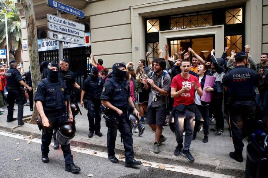 FOTOGRAFÍA. BARCELONA (ESPAÑA), 10.10.2019. Unas 50 personas que ocupaban el portal del bloque del número 38 de la calle Lleida de Barcelona. Efe
