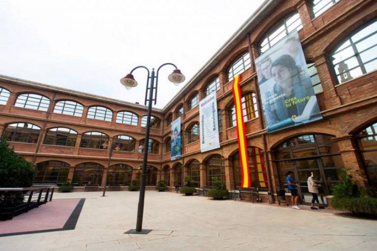 «Abat Oliba», única Universidad patriota en Cataluña cuelga bandera por el 12 Octubre