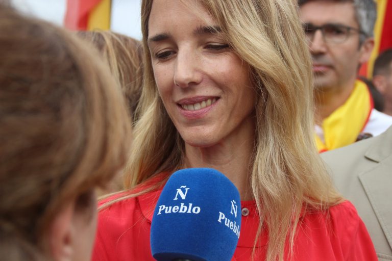 FOTOGRAFÍA. BARCELONA (ESPAÑA), 12.10.2019. La portavoz del PP en el Congreso de los Diputados, Cayetana Álvarez de Toledo, durante el 12-O de 2019 en Cataluña. Los catalanes vuelven a salir a las calles del centro de la capital catalana para celebrar el día de la hispanidad y la fiesta nacional de su país, junto al resto de sus compatriotas, venidos del resto del Reino de España. Como cada ano, la entidad catalana «Movimiento Cívico de España y Catalanes» (EyC) ha vuelto ha liderar una jornada de ilusión por las calles de la capital catalana, que marcará sin duda un antes y después en el mundo de la resistencia catalana ante el ataque amarillo secesionista. Ñ Pueblo Lasvocesdelpueblo.