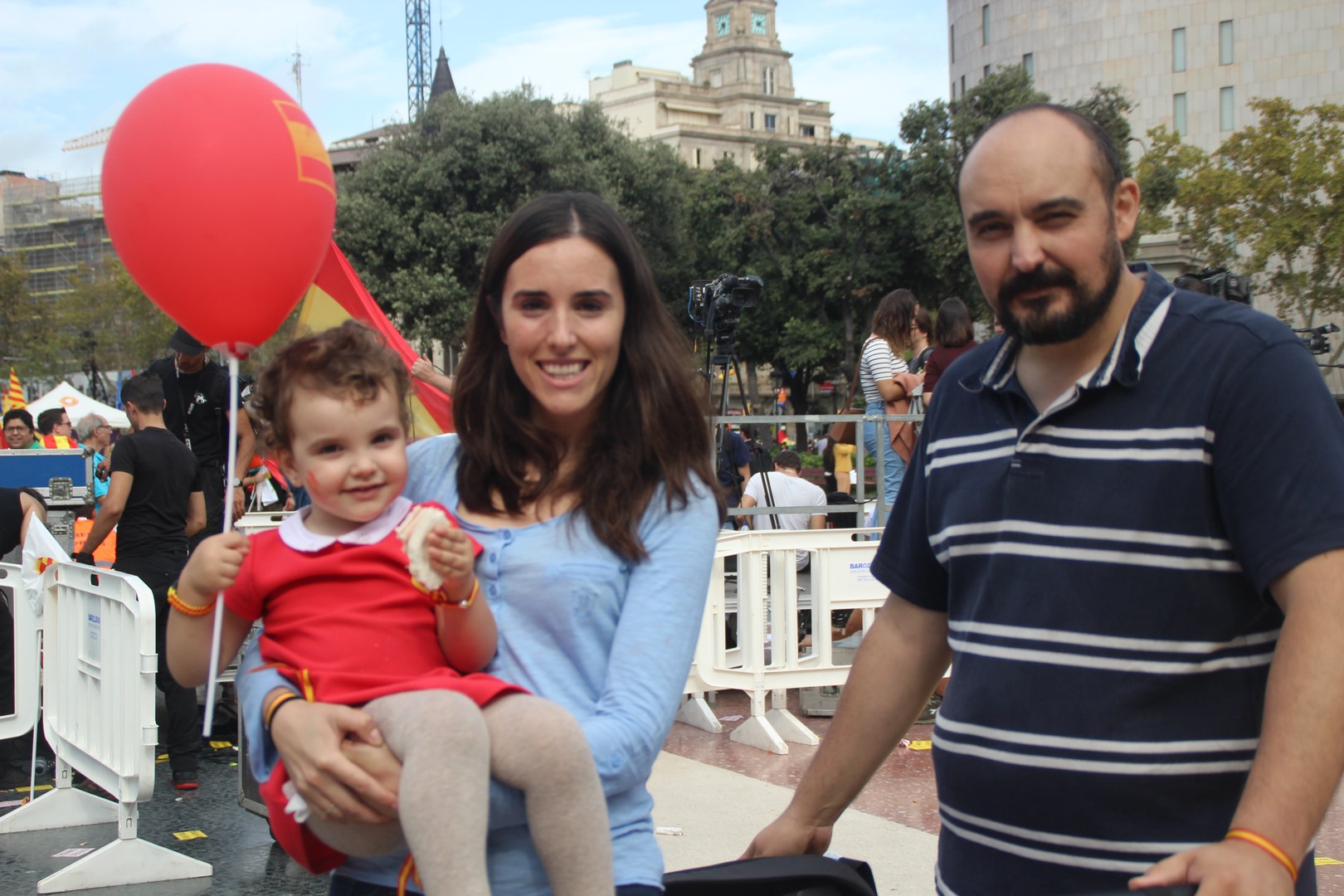 FOTOGRAFÍA. BARCELONA (ESPAÑA), 12.10.2019. Los catalanes vuelven a salir a las calles del centro de la capital catalana para celebrar el día de la hispanidad. Ñ Pueblo (5)