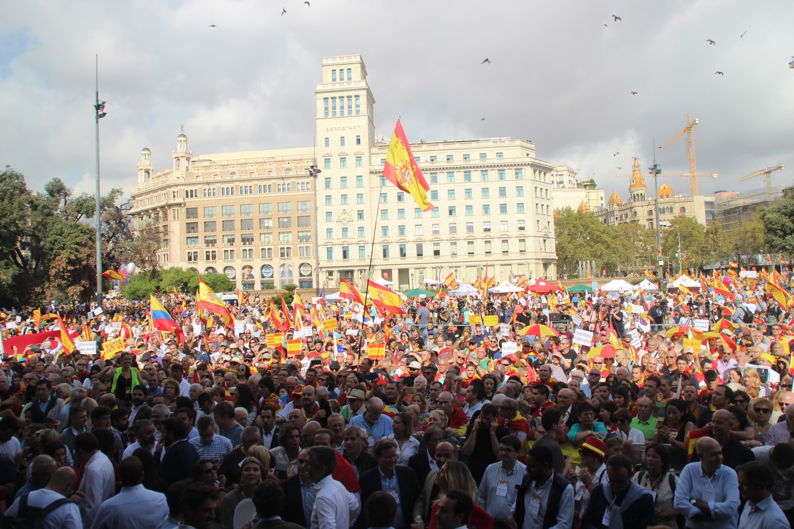 FOTOGRAFÍA. BARCELONA (ESPAÑA), 12.10.2019. Los catalanes vuelven a salir a las calles del centro de la capital catalana para celebrar el día de la hispanidad. Ñ Pueblo (78)