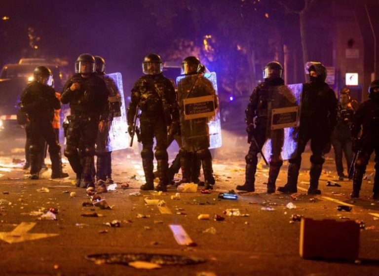 Batalla campal con 9 choques entre terroristas callejeros, Policía Nacional y Mozos