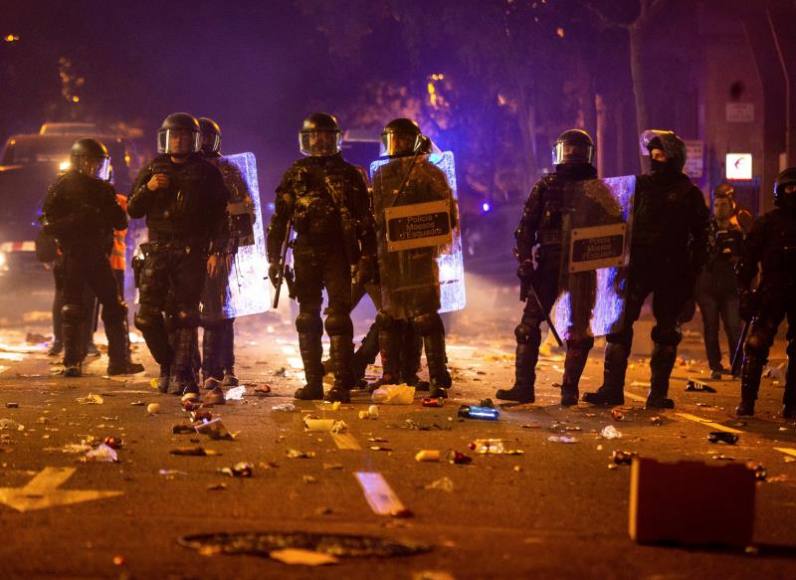 FOTOGRAFÍA. BARCELONA (ESPAÑA), 15.10.2019. Los Mozos de Escuadra constitucionalistas junto a la Delegación del Gobierno . Efe