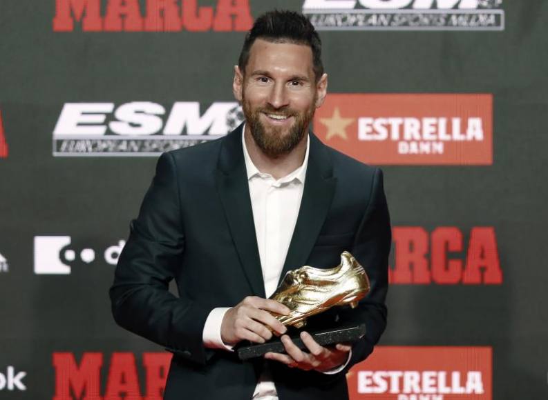 FOTOGRAFÍA. BARCELONA (ESPAÑA), 16.10.2019. El delantero argentino y capitán del FC Barcelona, Lionel Messi, posa con su sexta Bota de Oro al máximo goleador. Efe