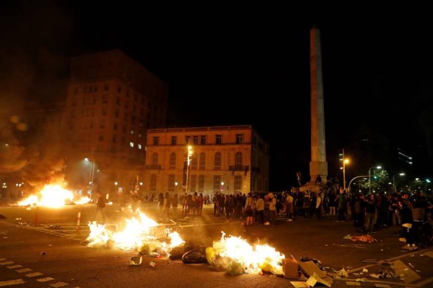 FOTOGRAFÍA. BARCELONA (ESPAÑA), 16.10.2019. Los separatistas queman barcelona, destrozando el inmobiliario urbano y las calles. también, queman 10 coches. Efe. Efe