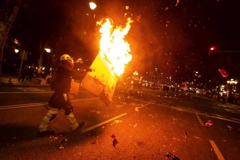 Los independentistas atacan a los Mozos con botellas, cohetes y cóctel molotov