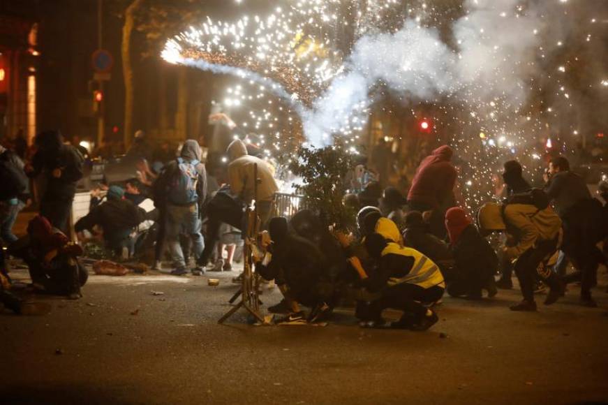 FOTOGRAFÍA. BARCELONA (ESPAÑA), 17.10.2019. Varios separatistas durante los altercados de en Barcelona. Efe
