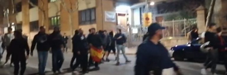 Un grupo de catalanes se manifiestan en Plaza Artós de Barcelona