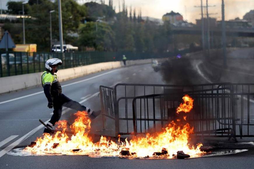 FOTOGRAFÍA. BARCELONA (ESPAÑA), 18.10.2019. La Ronda de Dalt (B-20) de Barcelona, una de las rondas de circunvalación de Barcelona, se encuentra cortada por una barricada de fuego. Efe