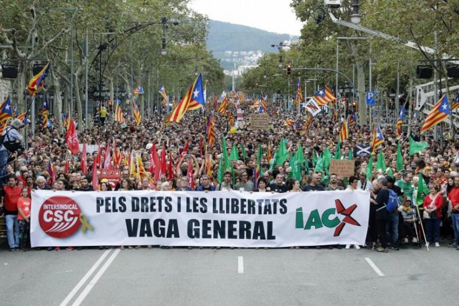 FOTOGRAFÍA. BARCELONA (ESPAÑA), 18.10.2019. Miles de separatistas participan en la manifestación en contra de la sentencia del Procés. Efe