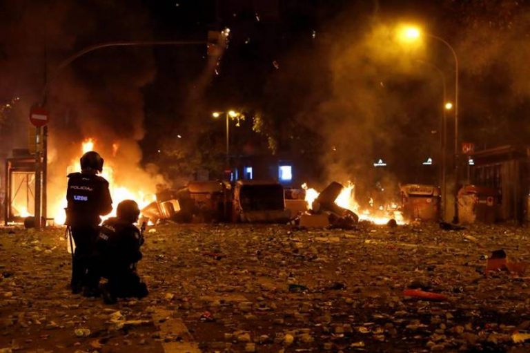 Adoquines rotos tras el ataque separatista en una Barcelona rehén del «Procés»