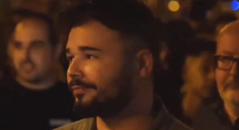 Separatistas increpan y expulsan a Rufián (ERC) a gritos de «traidor» (botifler)