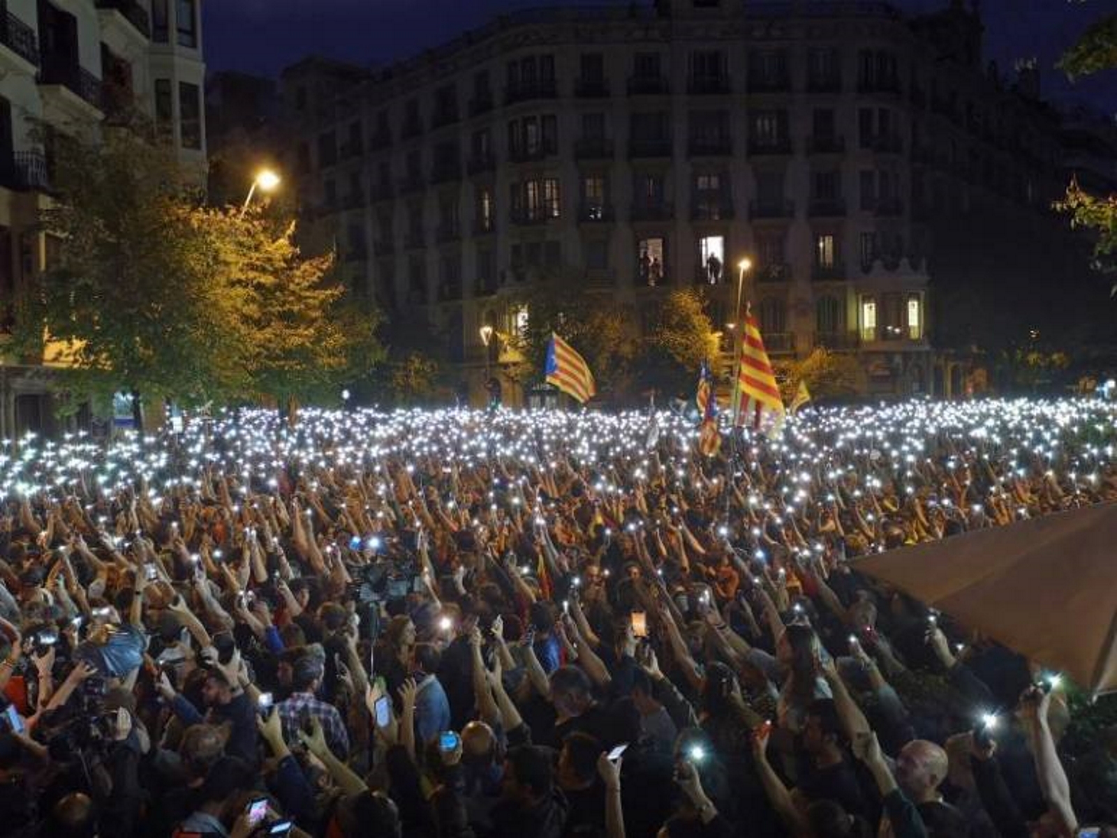 FOTOGRAFÍA. BARCELONA (ESPAÑA), 20.10.2019. Centenares de personas han secundado la convocatoria de 'Pícnic per la República' y han arrojado bolsas de basura. Efe