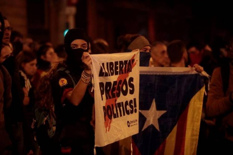 Los separatistas atacan a los Mozos en Barcelona