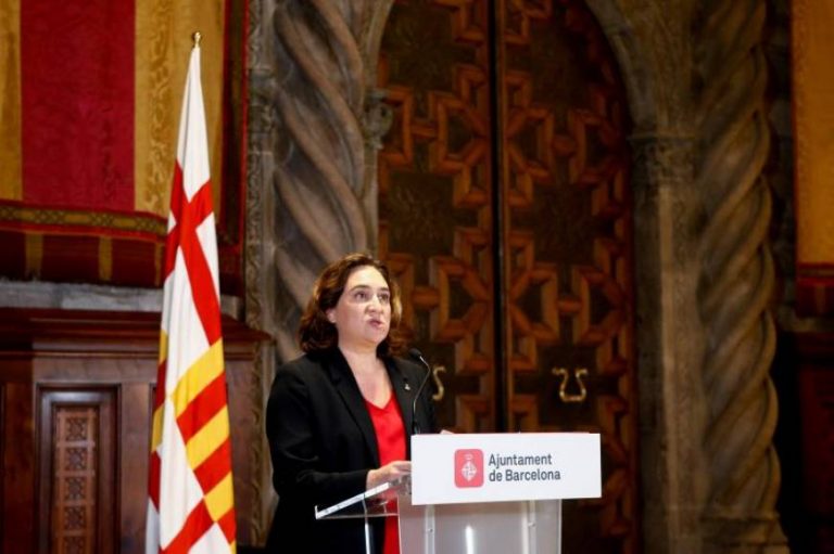 Colau a Sánchez y Torra: «El teléfono se debe coger siempre»