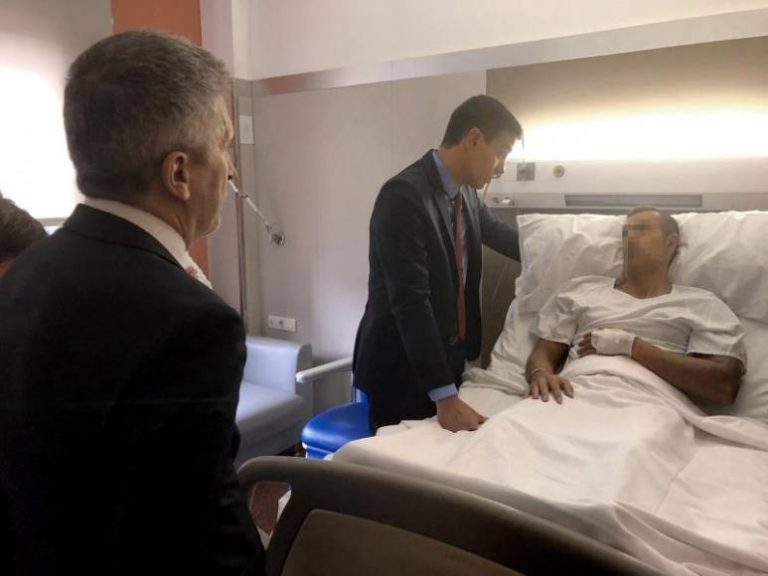 Sánchez visita a los policías heridos durante el ataque separatista