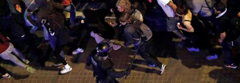 Mozos constitucionalistas cargan contra terroristas callejeros ante la Jefatura de Policía