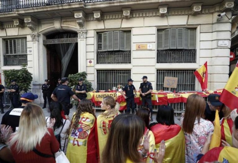 Los catalanes aclaman a los Policías nacionales en Barcelona