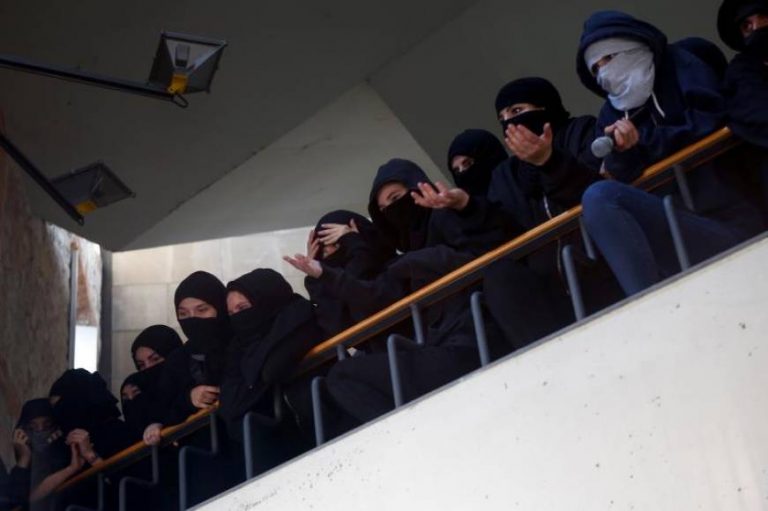 Estudiantes separatistas bloquean universidades para exigir la independencia de Cataluña