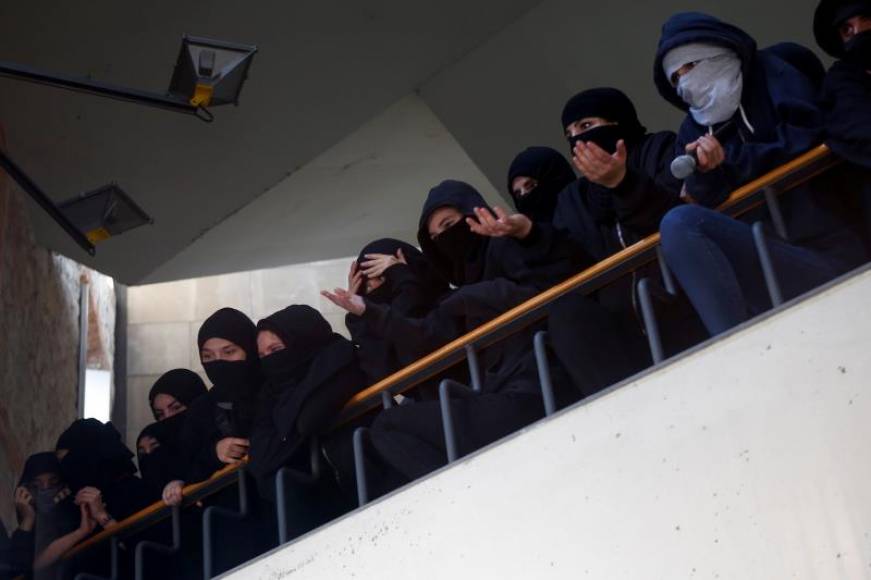 FOTOGRAFÍA. BARCELONA (ESPAÑA), 29.10.2019. Estudiantes de la Universidad Pompeu Fabra (UPF), partidarios y detractores de la huelga indefinida convocada en las universidades catalanas. Efe