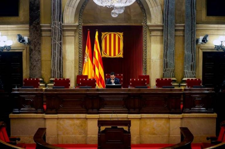 El TC avisa al «Parament» y Torrent de «riesgo penal» y suspende la autodeterminación