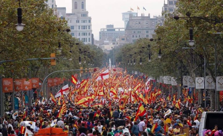 Más de 300 mil personas claman «Pedro Sánchez dimisión» el 12-O en Barcelona