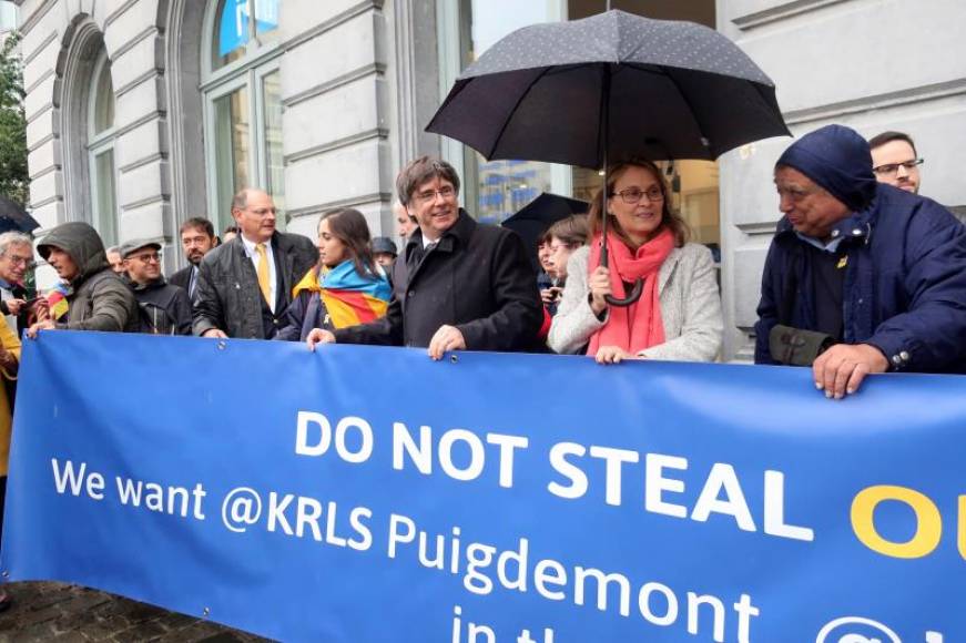 FOTOGRAFÍA. BRUSELAS 8BÉLGICA), 01.10.2019. El expresidente de la Generalitat Carles Puigdemont (3d), europa nos roba, España nos roba. Efe