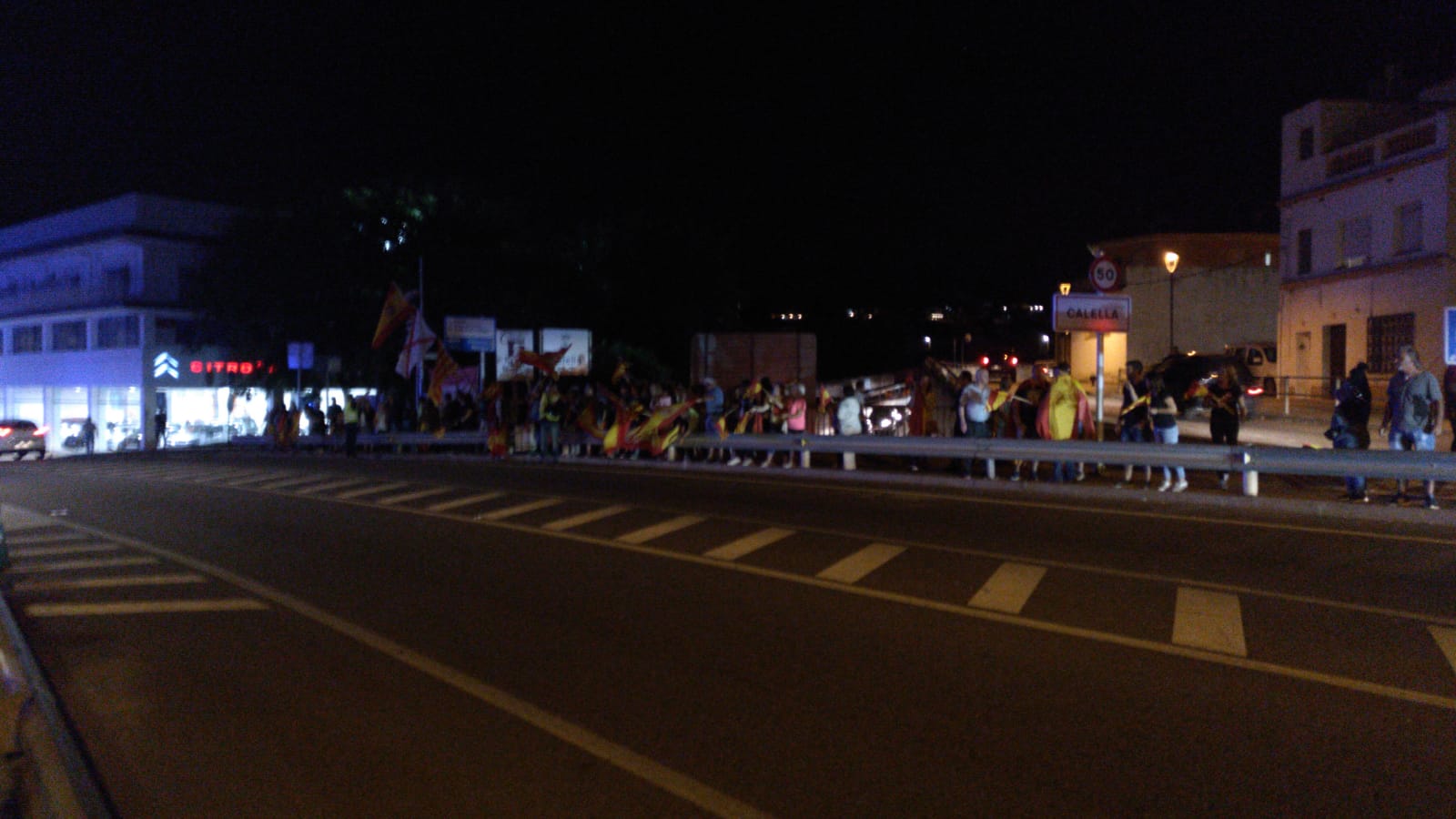 FOTOGRAFÍA. CALELLA (BARCELONA) ESPAÑA, 03.10.2019. Las catalanas y los catalanes impiden el asedio de los CDR al cuartel de la Benemérita de Calella (Barcelona). Ñ Pueblo (1)