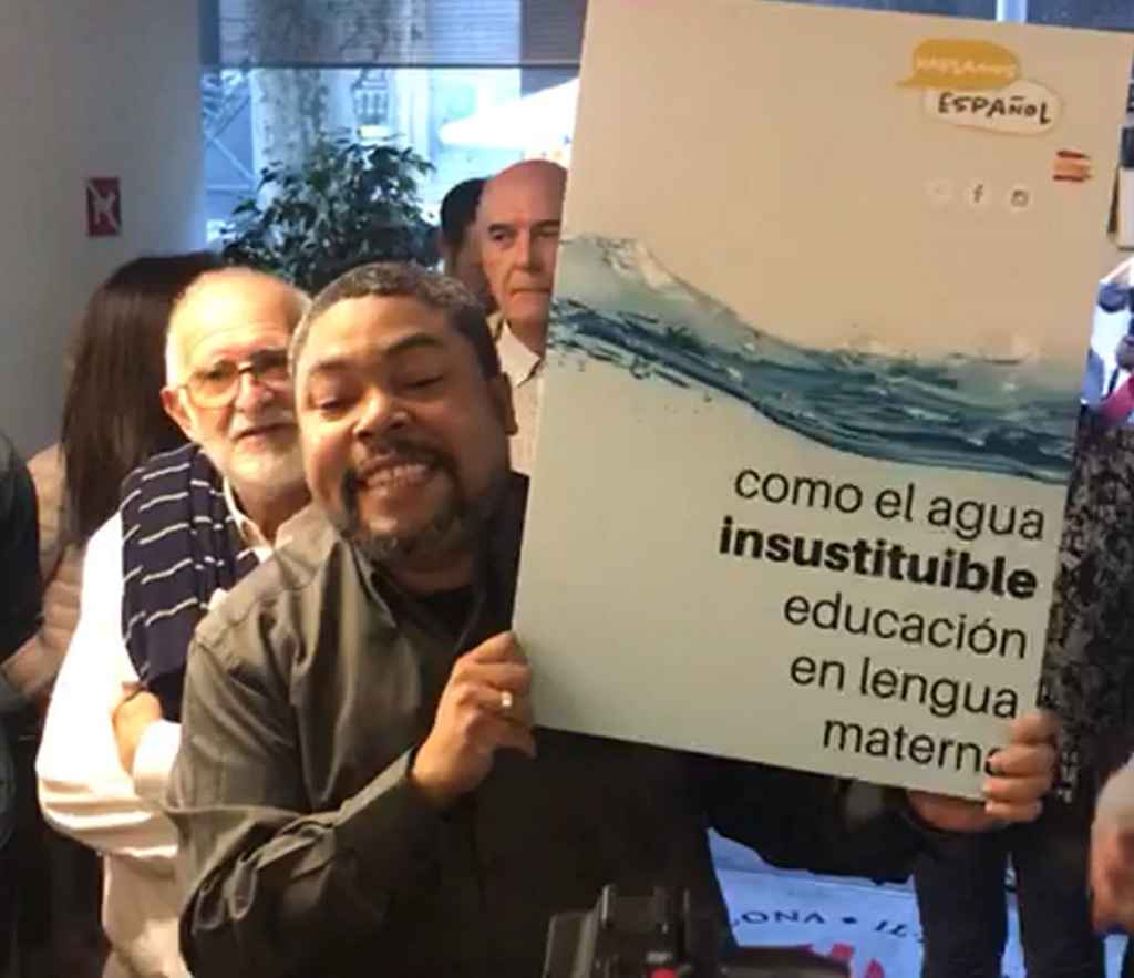 FOTOGRAFÍA. COLEGIO D ELOS ABOGADOS DE BARCELONA (BARCELONA) ESPAÑA, 11.10.2019. Vista de uno de los asistentes simpatizantes de la plataforma «Hablamos Español».Ñ Pueblo