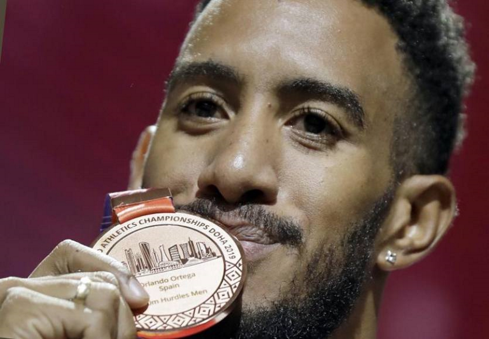 FOTOGRAFÍA. DOHA (CATAR), 04.10-2019. El atleta español Orlando Ortega besa la medalla de bronce, final 110 metros vallas, IAAF Doha 2019. Efe