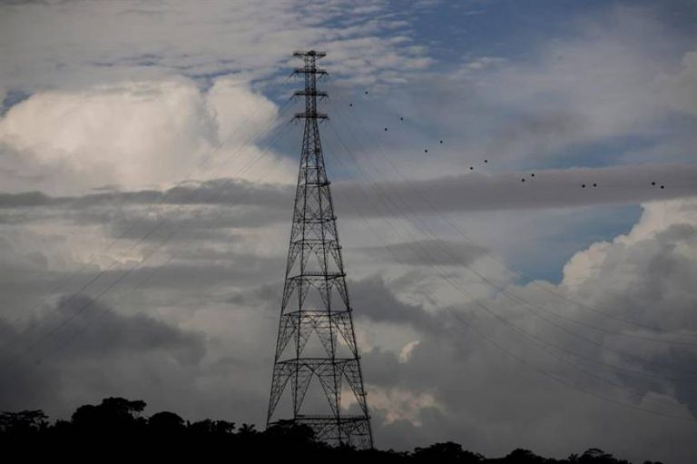 Sin luz, 20 mil abonados en Cataluña pors fuertes lluvias
