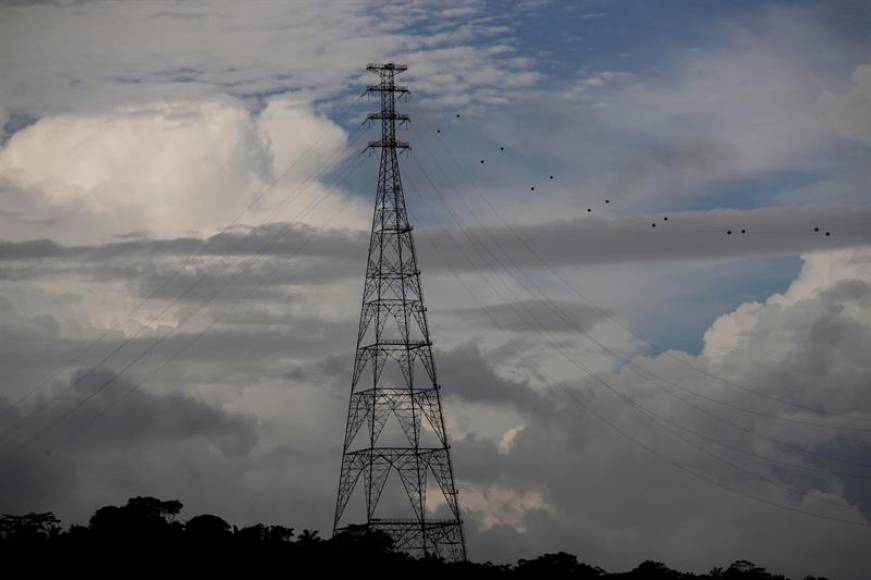 FOTOGRAFÍA. ESPAÑA SIN FECHA. Fotografía donde se ve una torre eléctrica. Barcelona, 23.10.2019. El temporal de lluvias que afecta en las últimas horas a Cataluña. Efe