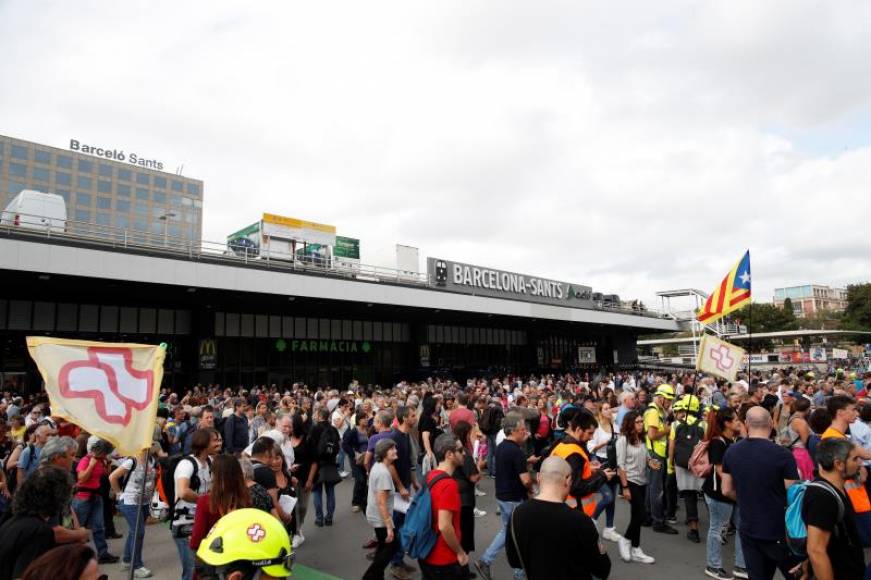 FOTOGRAFÍA. ESTACIÓN SANTS (BARCELONA), 13.10.2019. Más de un centenar de independentistas se concentran a esta hora en el exterior de la estación de Sants de Barcelona. Efe