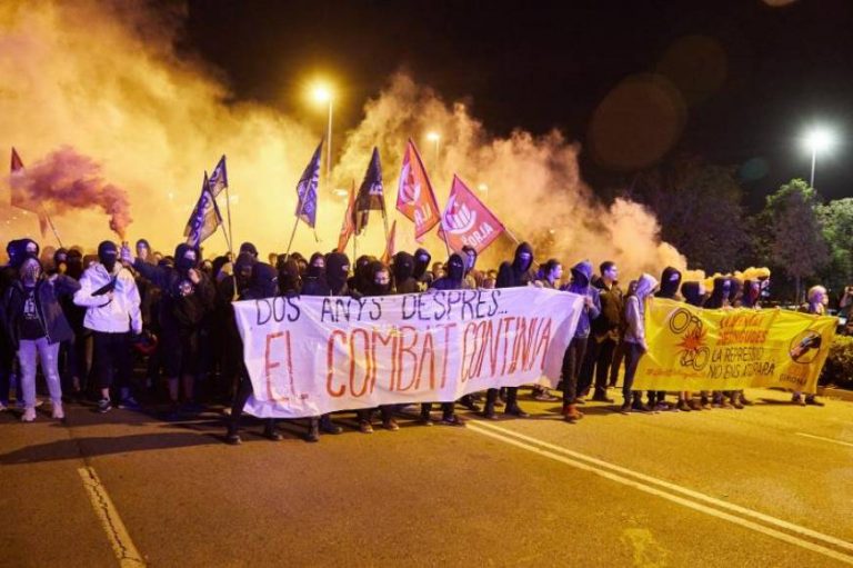 FOTOGRAFÍA. GERONA (ESPAÑA), 01.10.2019. El Tribunal amnistía a 6 encausados por atacar a los Mossos.- Unos 300 encapuchados separatistas se han concentrado a primera hora de esta mañana frente al cuartel de la Guardia Civil de Gerona, convocados por diversas organizaciones con motivo del segundo aniversario del 1-O, mientras un cordón de los Mozos de Escuadra les ha impedido acercarse al recinto de la Benemérita. Efe