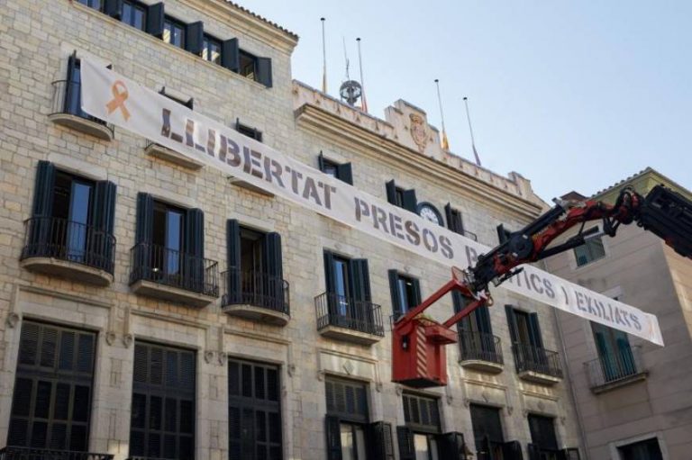El separatismo cuelga otra pancarta separatista junto al Ayuntamiento de Gerona