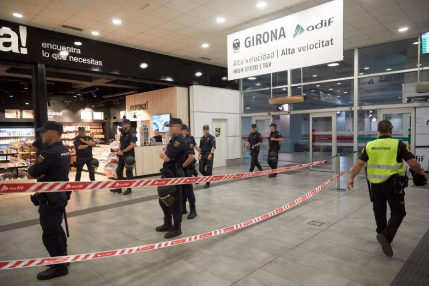 FOTOGRAFÍA. GERONA (ESPAÑA), 16.10.2019. Agentes de la Policía Nacional custodian la Estación del AVE de Girona, sabotaje separatista al AVE. Efe