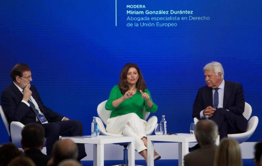 FOTOGRAFÍA. GROVE (ESPAÑA), 04.10.2019. Felipe González (d) y Mariano Rajoy (i) durante su participación en el I Foro La Toja-Vínculo Atlántico en Grove (Pontevedra). Efe
